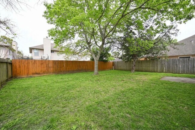 Building Photo - 2914 Silent Dr