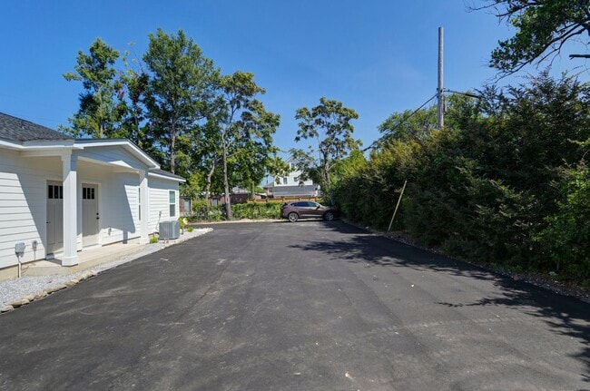 Building Photo - Pre-Leasing for the 26-27 School Year! - N...