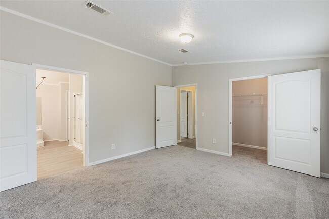 Building Photo - 1520 W Creek Dr