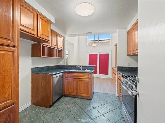 Building Photo - Luxurious 2-Bedroom Townhome with Loft in ...