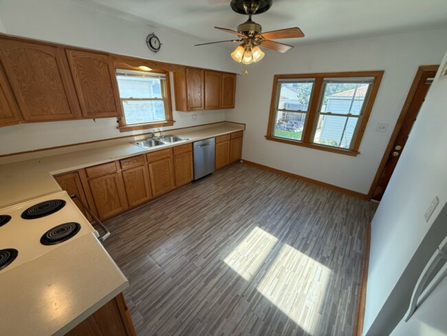 Building Photo - Caleb Hyatt - Tenant Placement