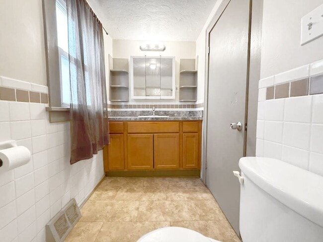 Building Photo - 2 BED, 1 BATH BEAUTIFIL SINGLE-FAMILY HOME IN EUCLID!