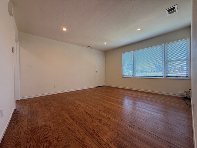 Building Photo - Bright Upper-Level 2BR Home in Alameda’s Desirable East End.