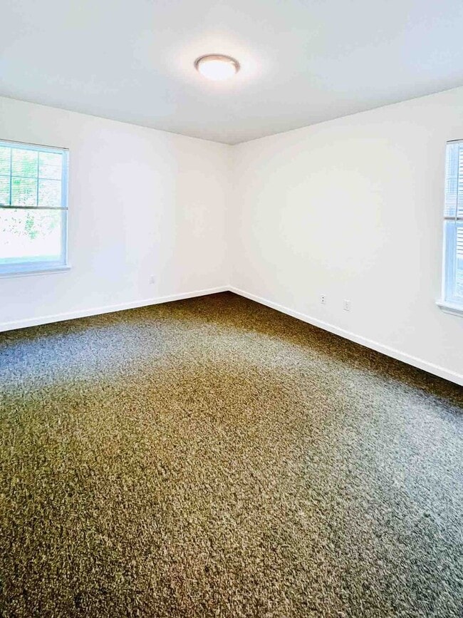 Building Photo - 2 bed, 1 bath townhouse style apartment with washer & dryer provided (45 Griffin Ln #202)