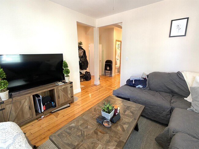 Building Photo - 20 Radcliffe Rd