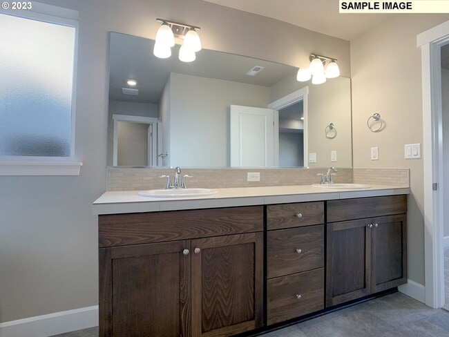 Building Photo - A Must see Hermiston Home!!