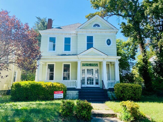 Primary Photo - Gorgeous 3 bdrm/2.5 bath newly renovated h...