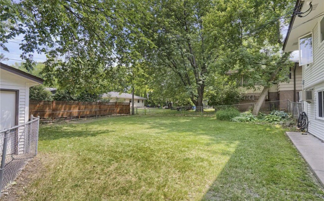 Backyard space for use! Families + Dogs welcome - 2630 Norwood Ln N