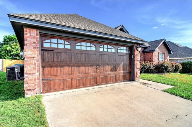 Building Photo - 1704 Northbrook Ln