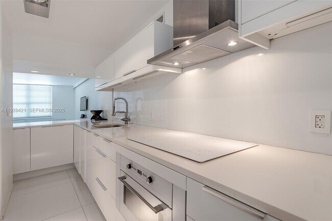 Building Photo - 100 Lincoln Rd