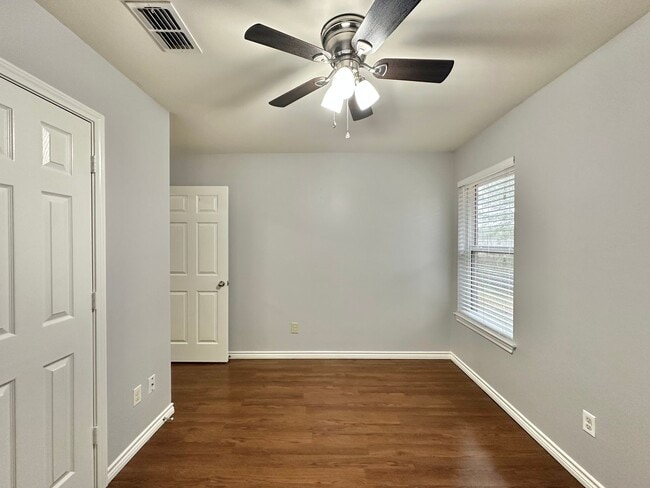 Building Photo - 3 Bedroom 2 Bath Duplex at Mansion Creek in Tyler! 1/2 off first full months rent