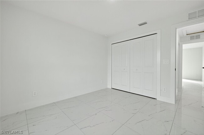 Building Photo - 1108 Eauclaire St E