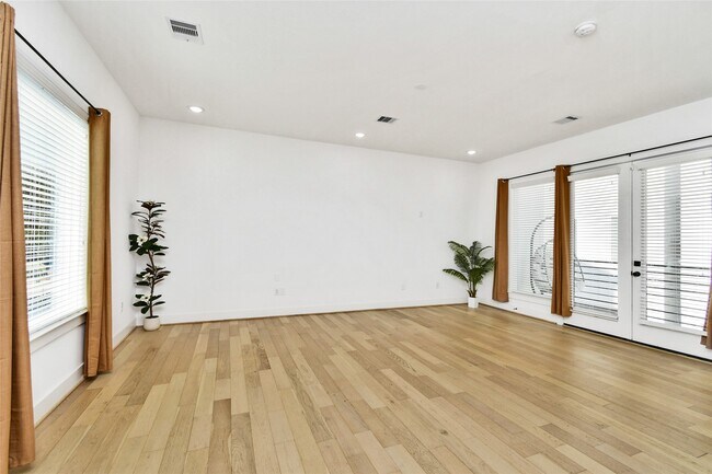 Building Photo - 208 N York St