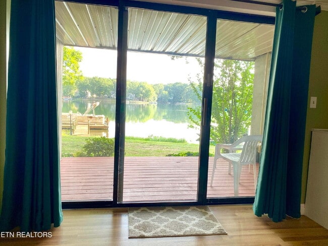 Building Photo - Fully furnished studio