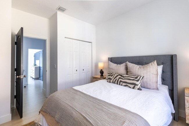 Building Photo - 72 SE 6th Ave