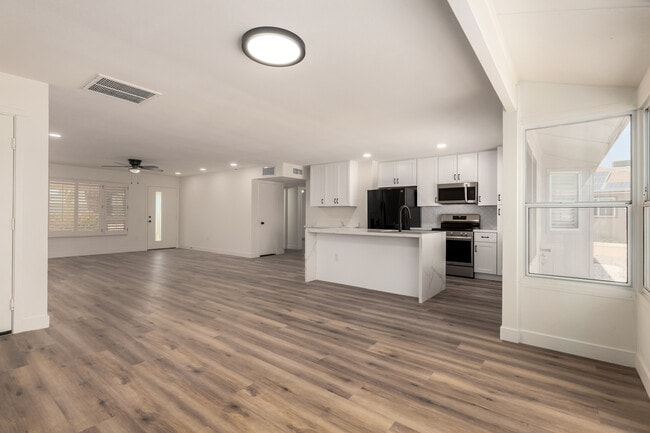 Building Photo - 17615 N Whispering Oaks Dr