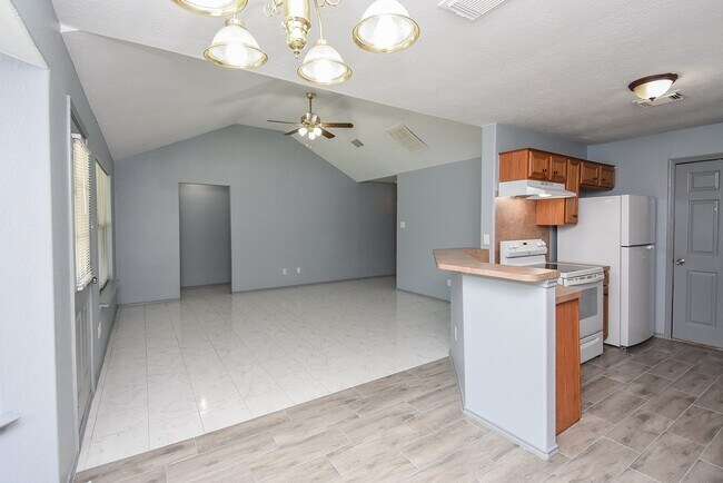 Building Photo - 34535 Parkview
