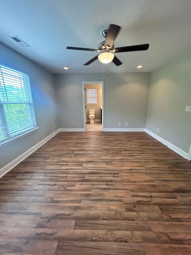 Building Photo - 4 BR, 2 BA, 2 Car Garage | Close to Chattanooga, Volkswagen, FedEx, & Amazon