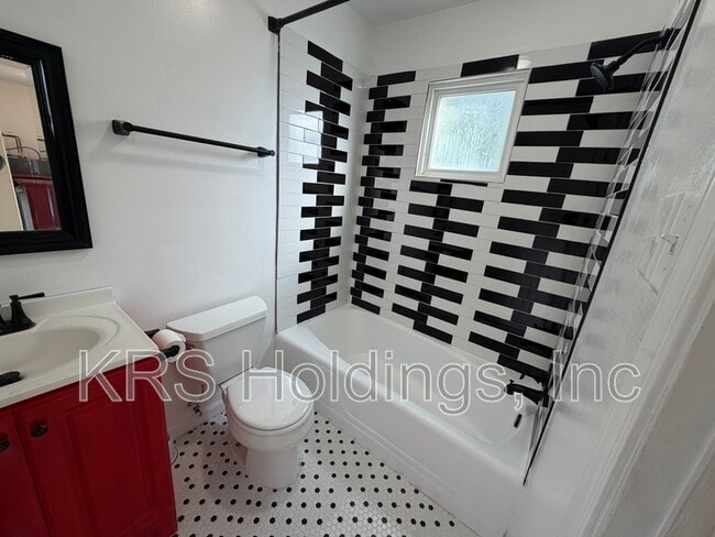 Building Photo - 300 Hampton Roads Ave