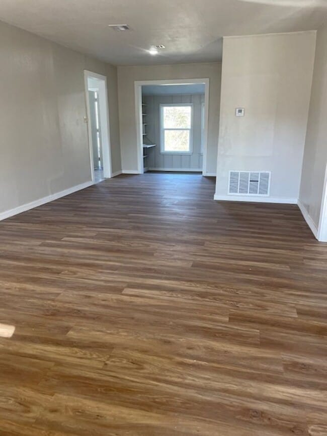 Building Photo - 1648 S Maple Ave