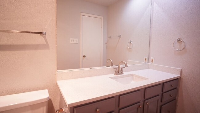 Building Photo - 2/2 Renovated Condo in Central Austin
