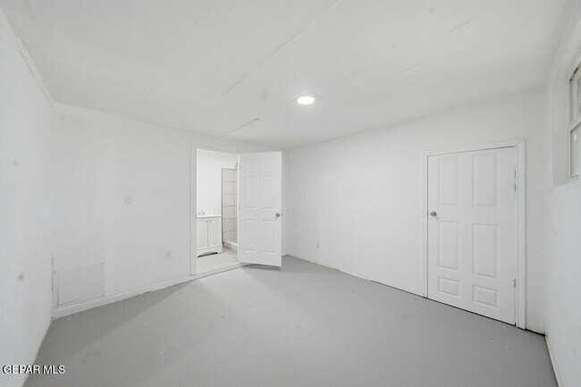 Building Photo - 5833 Ybarra Ct