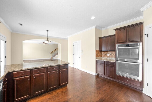 Building Photo - Pet Friendly Four Bedroom with Bonus!