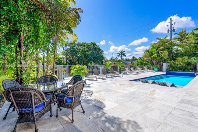 Building Photo - 2700 NE 18th St