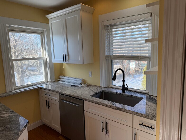 Building Photo - 89 Monroe St