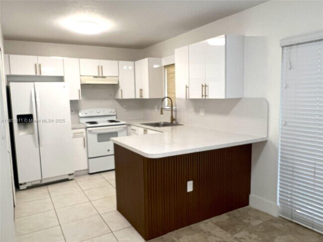 Building Photo - 1240 SE 28th Ct
