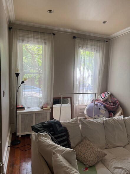 living room - 1518 S 13th St