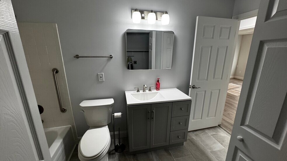 Building Photo - 400 Sherwood Green Ct