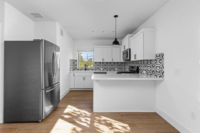 Building Photo - 1128 Chicon St