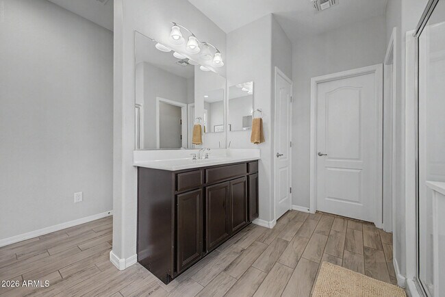 Building Photo - 12113 W Country Club Trail