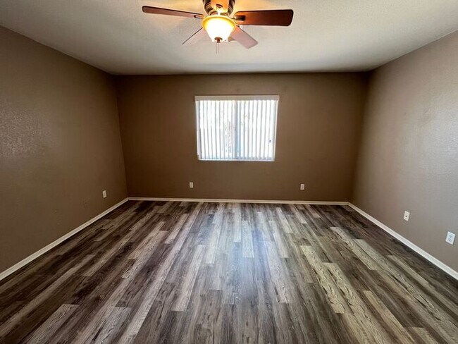 Building Photo - READY TO VIEW NOW! Spacious 3 Bed 2 Bath H...