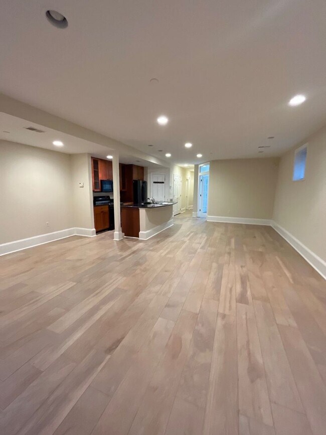 Building Photo - Updated 2 Bed / 2 Bath English Basement Condo in Dupont Circle
