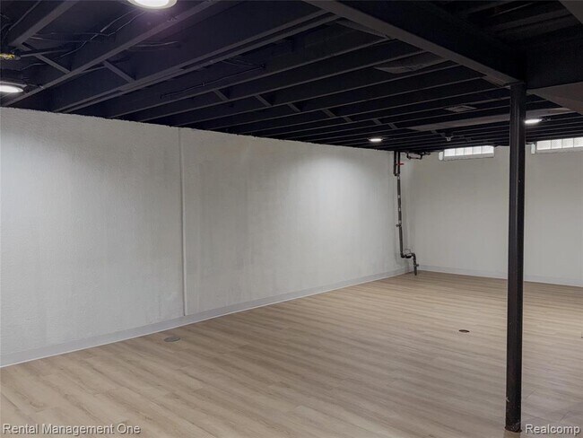 Building Photo - 34381 Rosslyn St