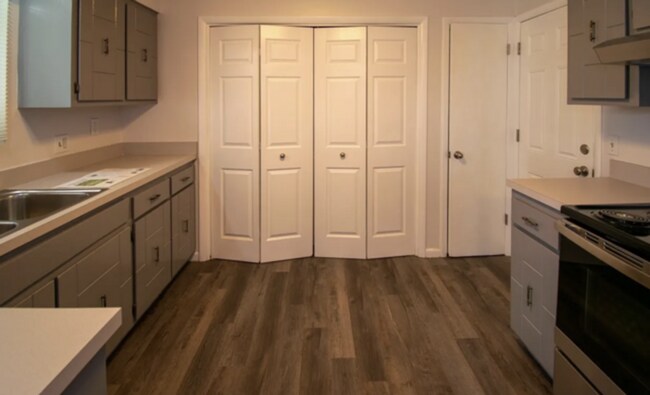 Building Photo - Cozy 2-Bed Home with Large Backyard & Garage