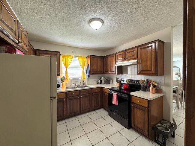 Building Photo - 208 Summerset Ct