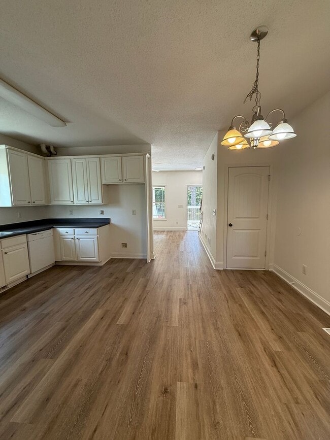 Building Photo - Spacious Two Bedroom Home