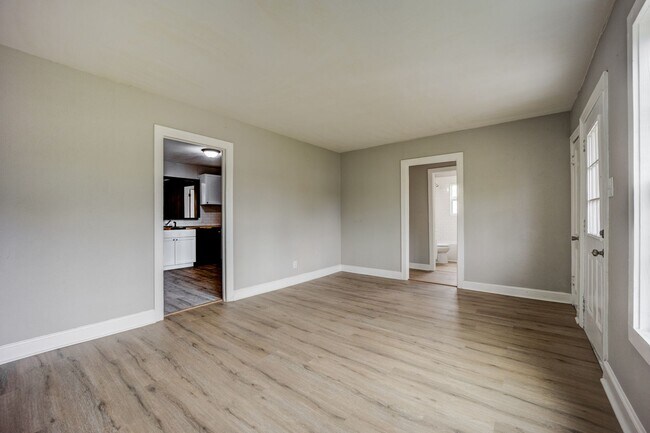 Building Photo - Freshly Updated House