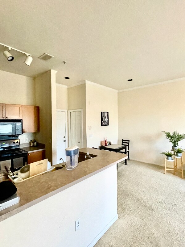 Building Photo - 2200 Ladora Dr