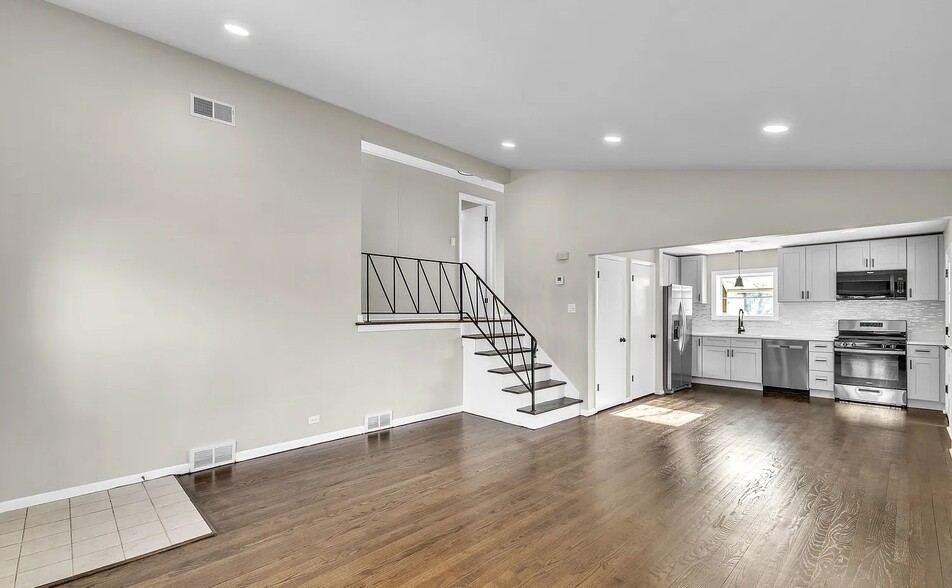 Building Photo - 11011 W Roosevelt Rd