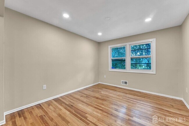 Building Photo - 5 Pelmont Pl