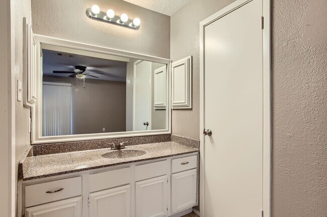 Building Photo - 5607 Circlegate Dr
