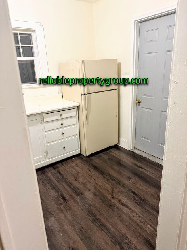 Building Photo - 610-612 W 3rd St