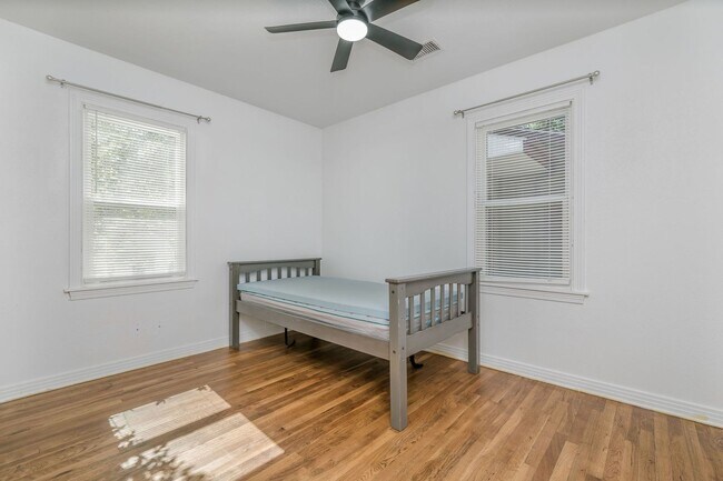Building Photo - Two bedroom house for lease