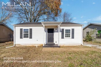 Building Photo - Cozy Home Featuring Spacious Rooms and Large Yard Close to Fort Campbell