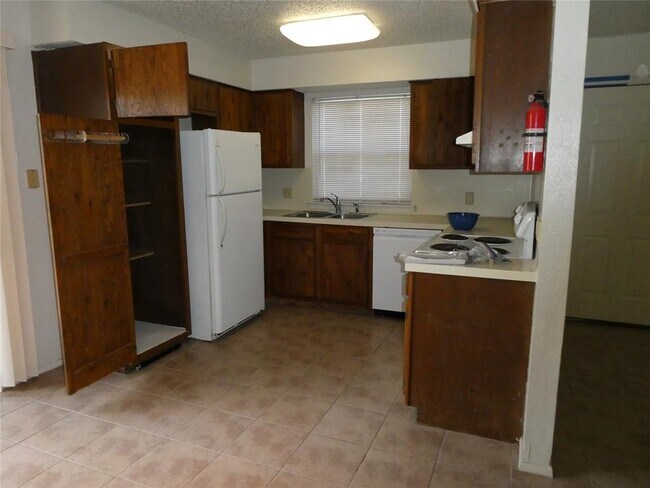 Building Photo - 8705 Pineridge Dr