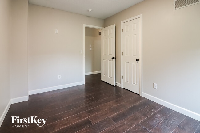 Building Photo - 412 N Crest Dr